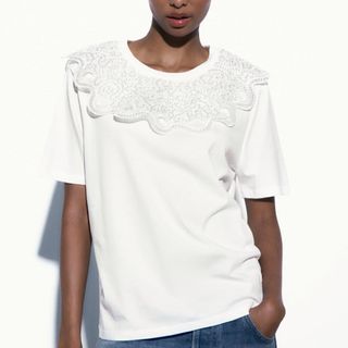 ザラ(ZARA)のＺＡＲＡ　ラインストーンネックTシャツ(Tシャツ(半袖/袖なし))