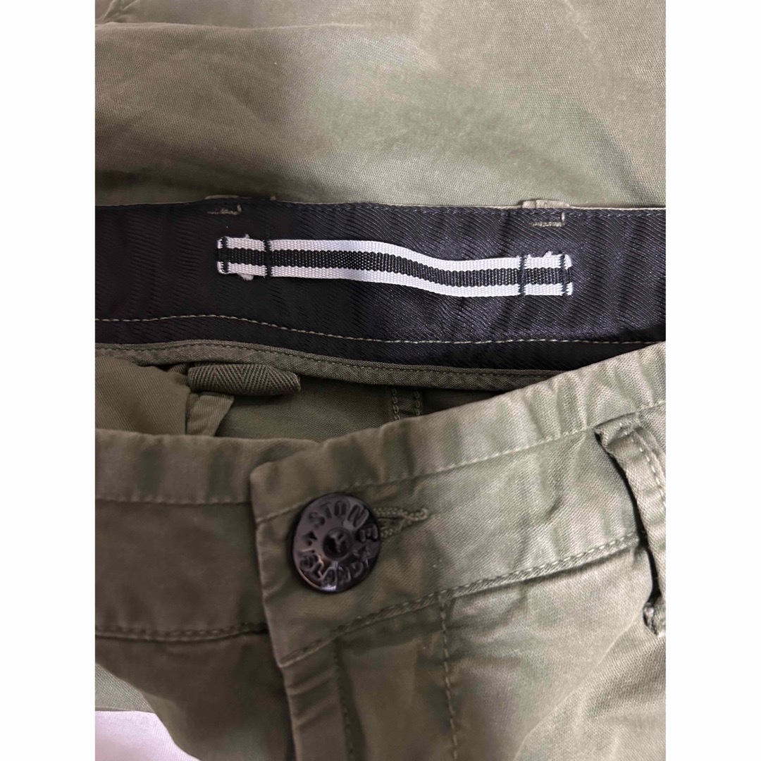 STONE ISLAND(ストーンアイランド)のSTONE ISLAND カーゴハーフパンツ　21AW オリーブ メンズのパンツ(ワークパンツ/カーゴパンツ)の商品写真