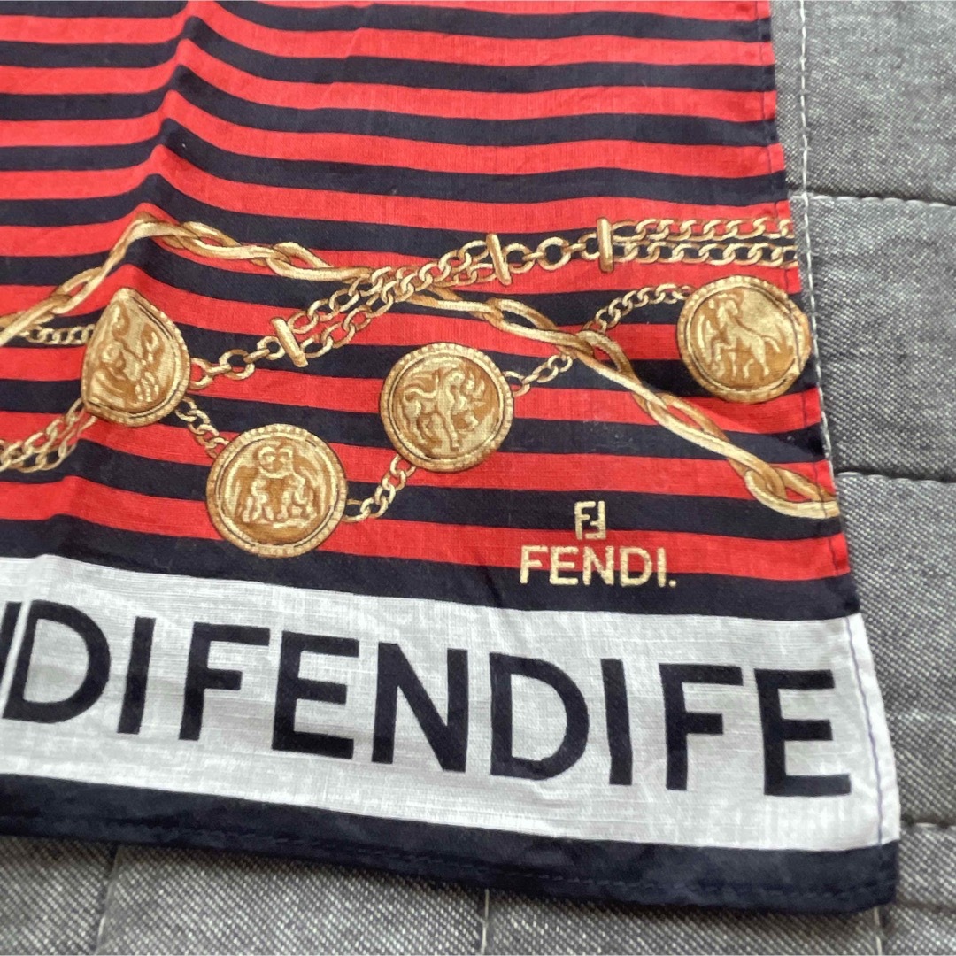 FENDI フェンディ ハンカチ ロゴ ズッカ柄 ロゴ 数字 チェーン ボーダー FENDI ズッカ柄 ゴールド チェーン ロゴ ハンカチ フェンディ