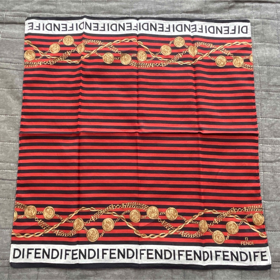 FENDI フェンディ ハンカチ ロゴ ズッカ柄 ロゴ 数字 チェーン ボーダー FENDI ズッカ柄 ゴールド チェーン ロゴ ハンカチ フェンディ