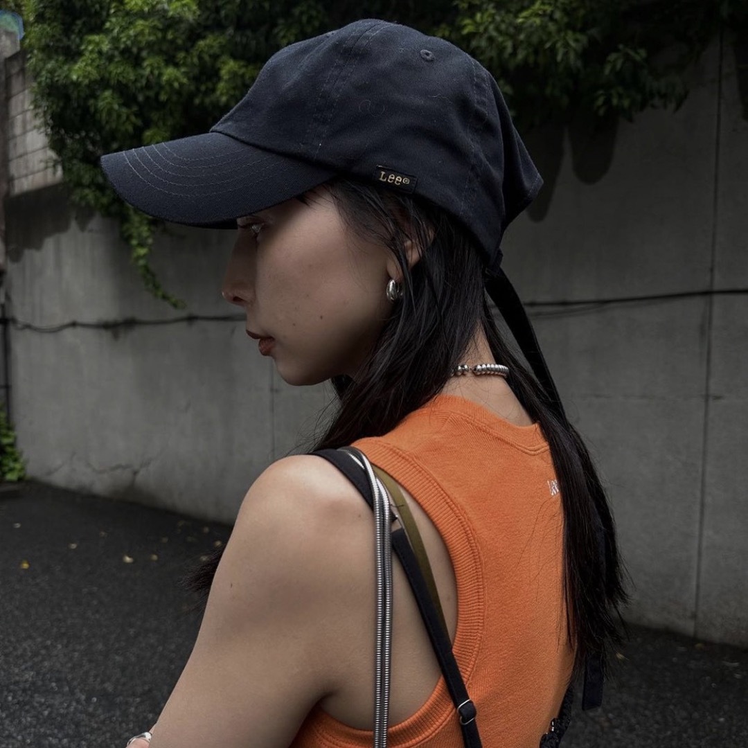 Ameri VINTAGE(アメリヴィンテージ)のAMERI×LEE LONG STRAP CAP レディースの帽子(キャップ)の商品写真