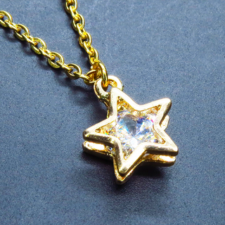 マットゴールドの星型（スター）フレームにキュービックジルコニアのネックレス(ネックレス)
