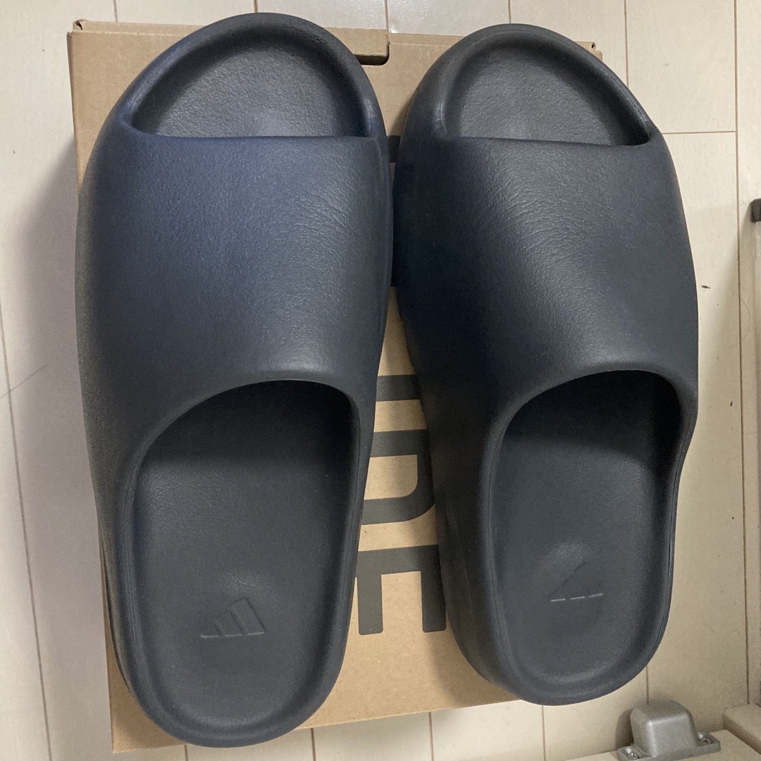 YEEZY（adidas）(イージー)のyeezy slide onyx 27.5cm メンズの靴/シューズ(サンダル)の商品写真