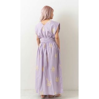 ヌキテパ★ Poplin Flower Emb V Neck Dress