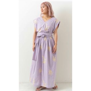 ヌキテパ★ Poplin Flower Emb V Neck Dress