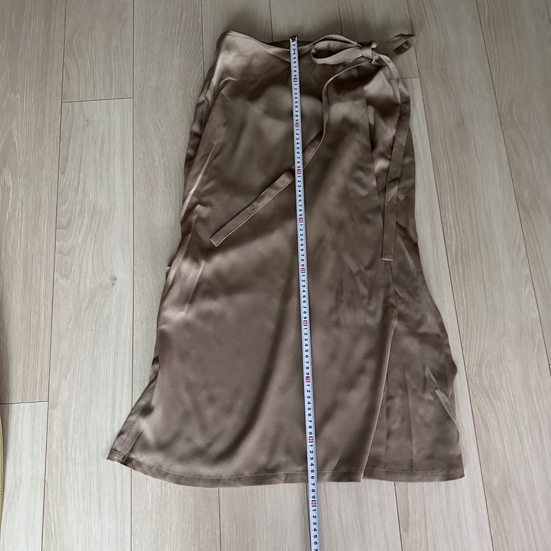 IENA(イエナ)のIENA サテン　ベージュ　巻きスカート レディースのスカート(ロングスカート)の商品写真