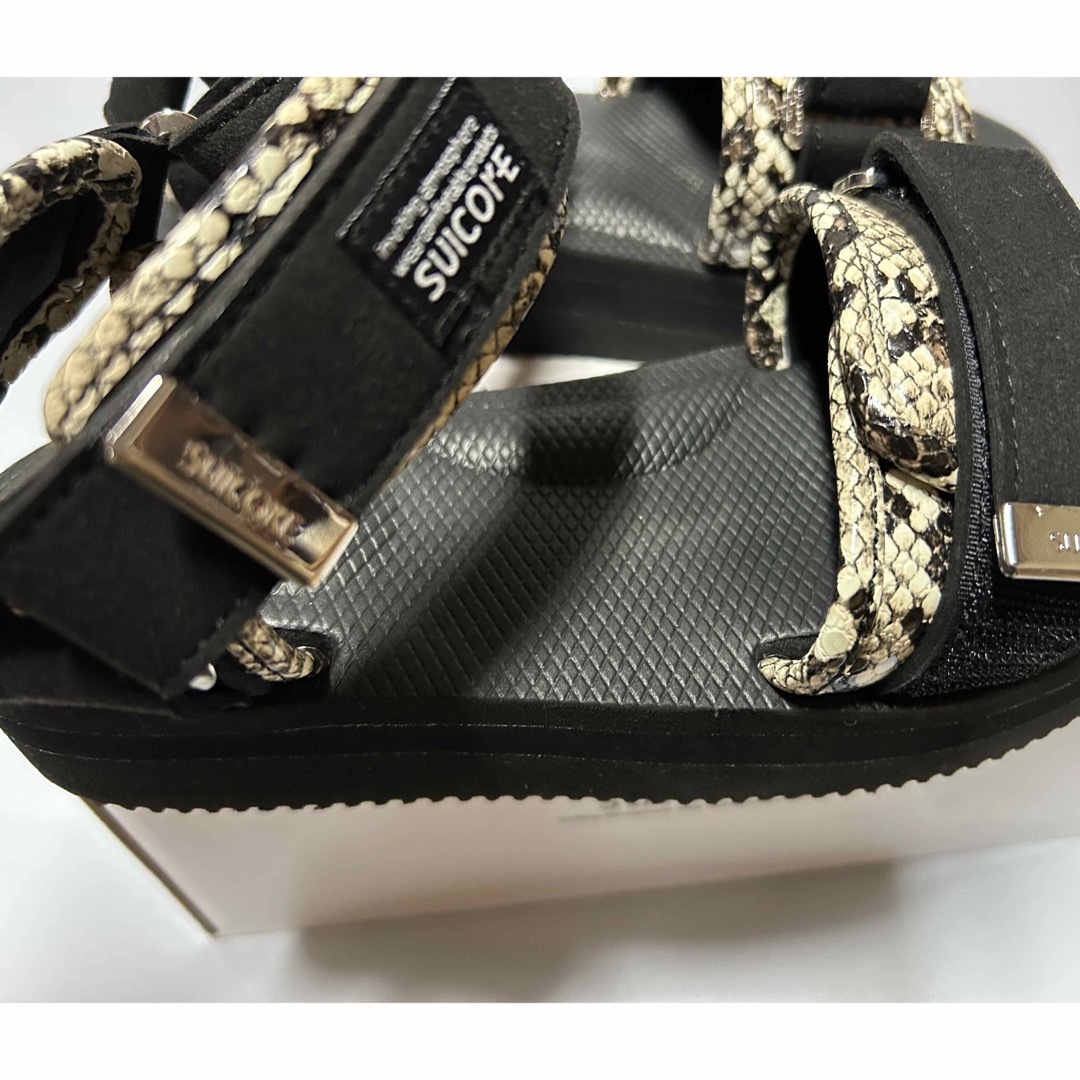 suicoke(スイコック)のSUICOKE スイコック　フレームワーク　サンダル　パイソン レディースの靴/シューズ(サンダル)の商品写真