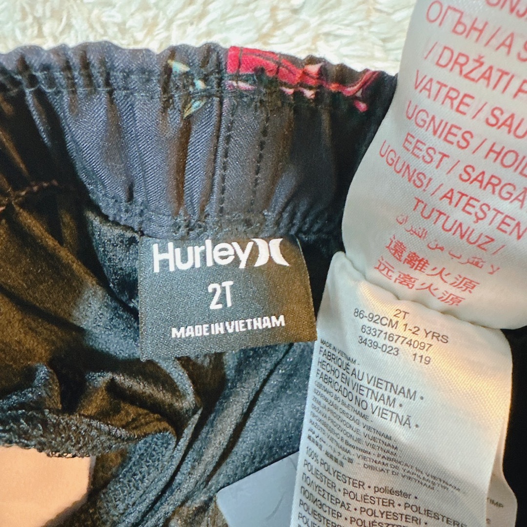 Hurley(ハーレー)の【新品】 Hurley　キッズサーフパンツ 水着 ブラック　サメ柄 キッズ/ベビー/マタニティのキッズ服男の子用(90cm~)(水着)の商品写真