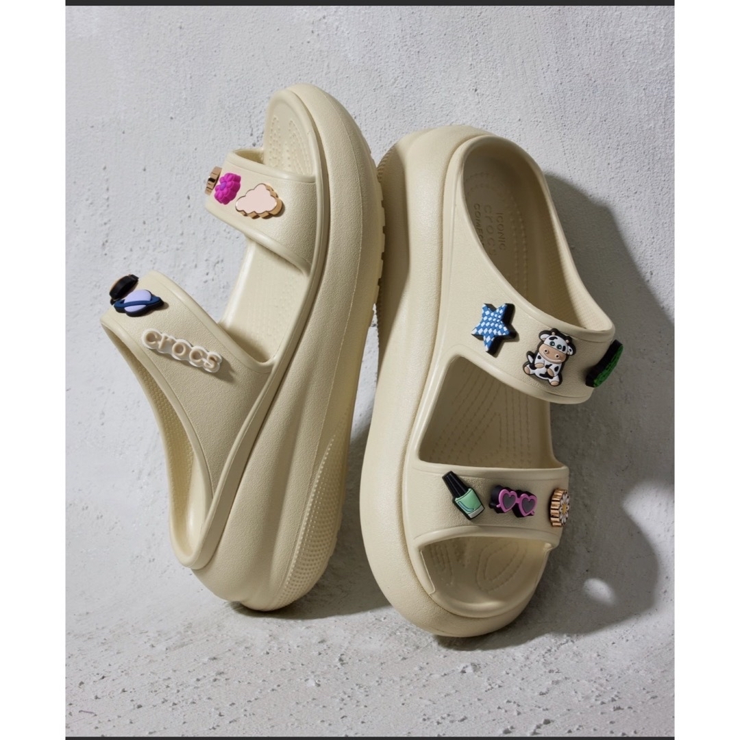 crocs - クロックス クラッシュサンダル アイボリーの通販 by しゃね ...