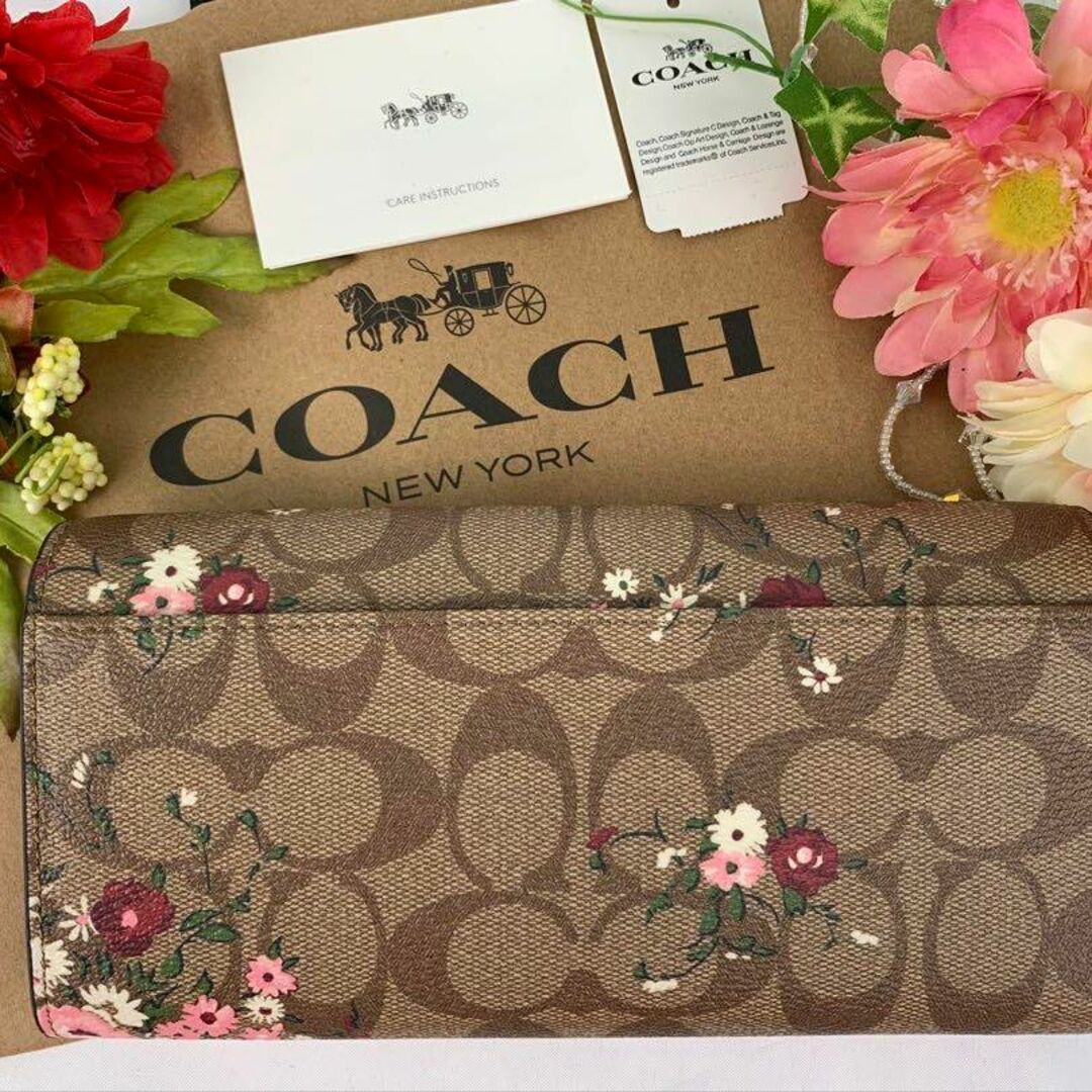 新品COACH コーチ シグネチャー 花柄 ベージュ チャーム - 長財布