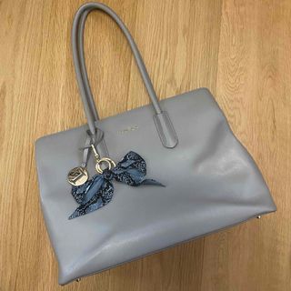 フルラ(Furla)のFURLAトートバッグ　チャーム付き　水色(トートバッグ)