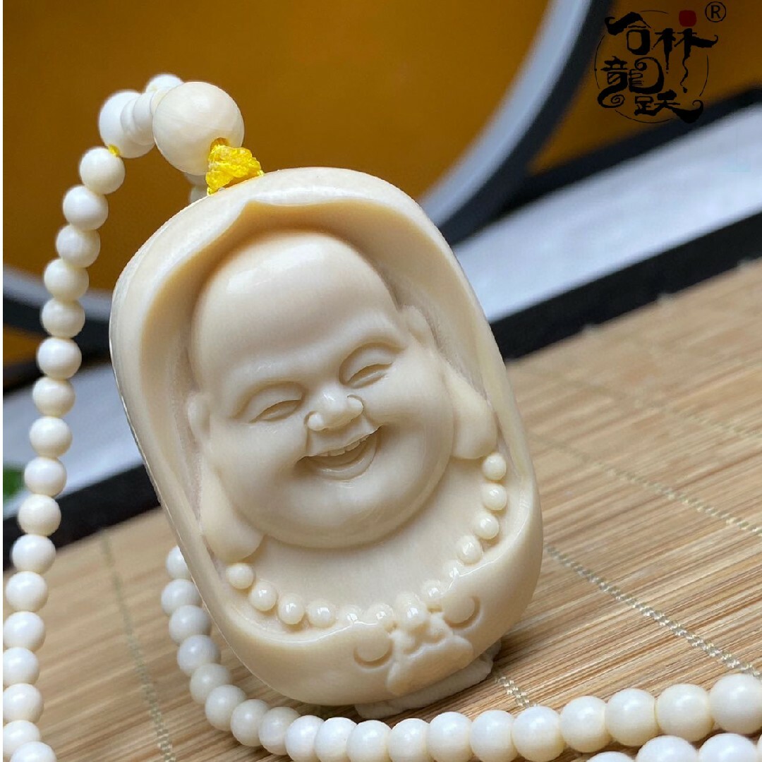 天然 モンマスの牙 精巧彫刻 金運の招き弥勒 ペンダント