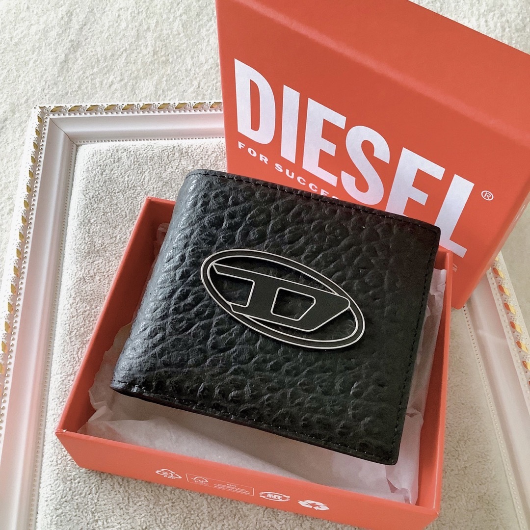 DIESEL(ディーゼル)の新品★DIESEL 二つ折り財布 エンボスレザー ロゴ 牛革 小銭入れ付き メンズのファッション小物(折り財布)の商品写真