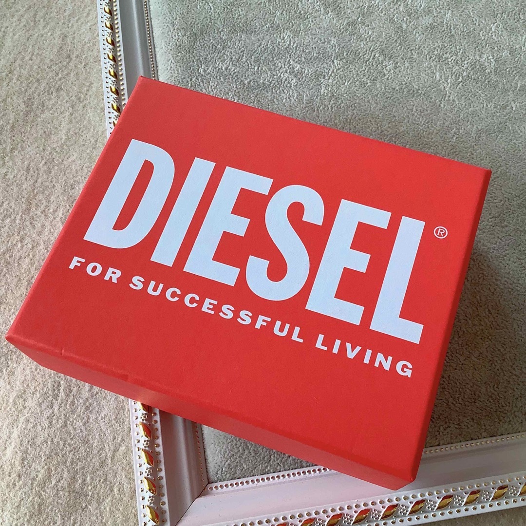 DIESEL(ディーゼル)の新品★DIESEL 二つ折り財布 エンボスレザー ロゴ 牛革 小銭入れ付き メンズのファッション小物(折り財布)の商品写真