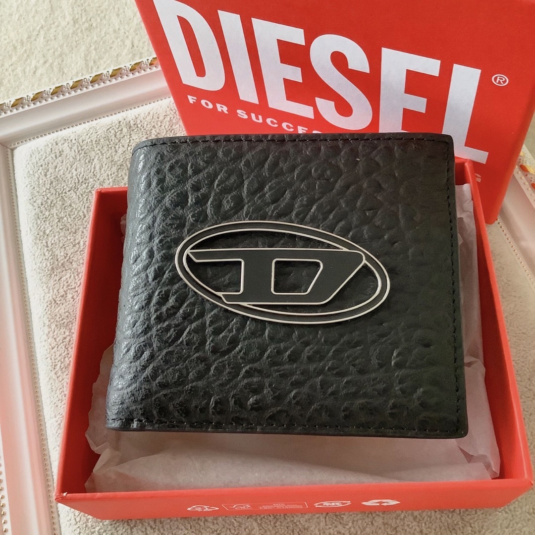 DIESEL(ディーゼル)の新品★DIESEL 二つ折り財布 エンボスレザー ロゴ 牛革 小銭入れ付き メンズのファッション小物(折り財布)の商品写真