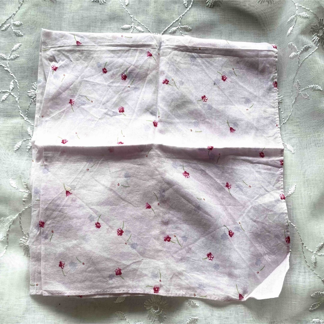 ELLE(エル)のELLE エル 小花柄 赤 ピンク ハンカチスカーフ レディースのファッション小物(バンダナ/スカーフ)の商品写真