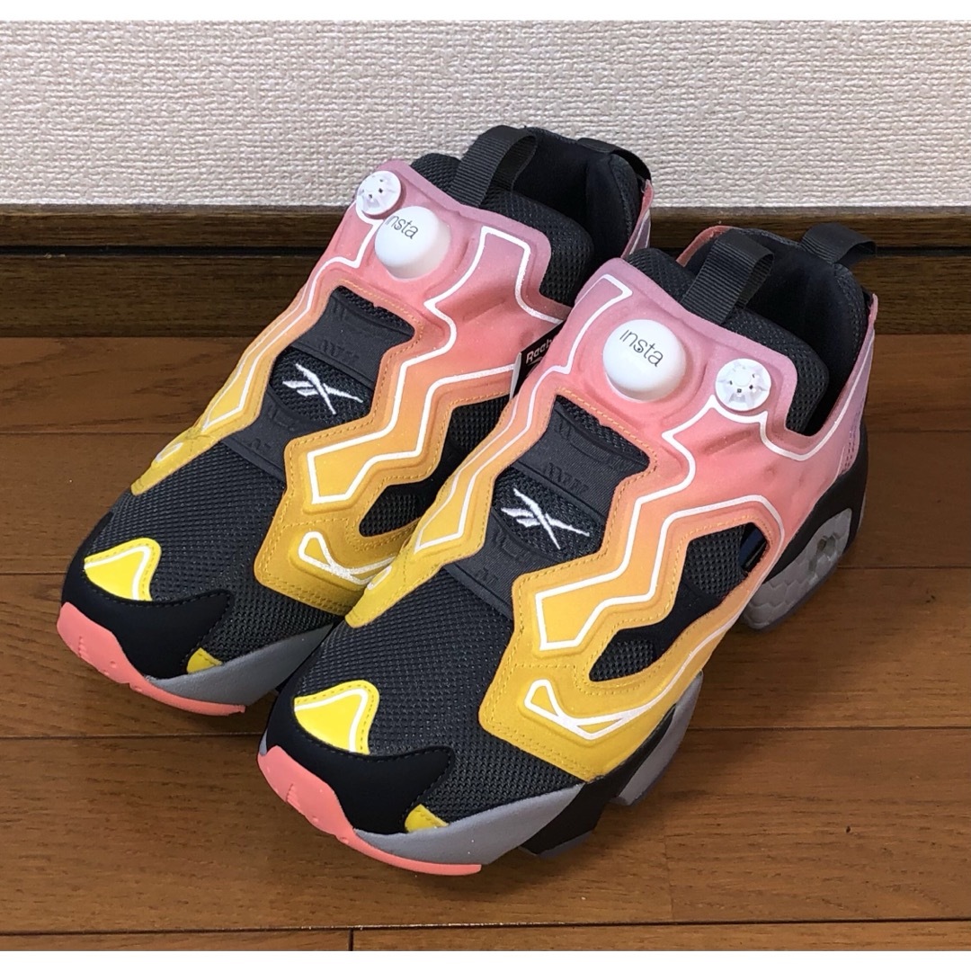 Reebok(リーボック)の新品 REEBOK INSTA PUMP FURY OG GLITCH 25cm レディースの靴/シューズ(スニーカー)の商品写真