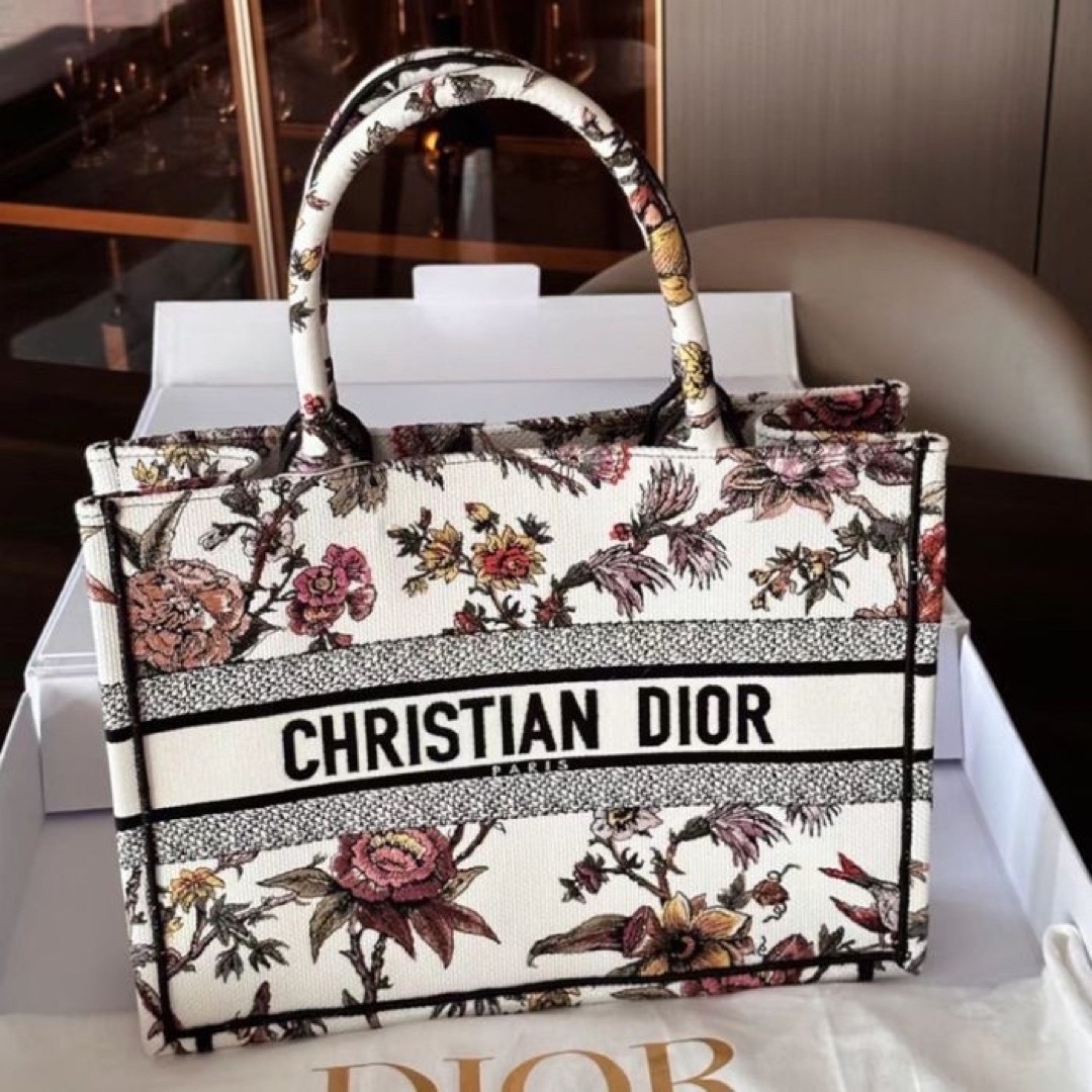 Christian Dior(クリスチャンディオール)のDior BOOK TOTE ミディアムバッグ　新品未使用♡ レディースのバッグ(トートバッグ)の商品写真