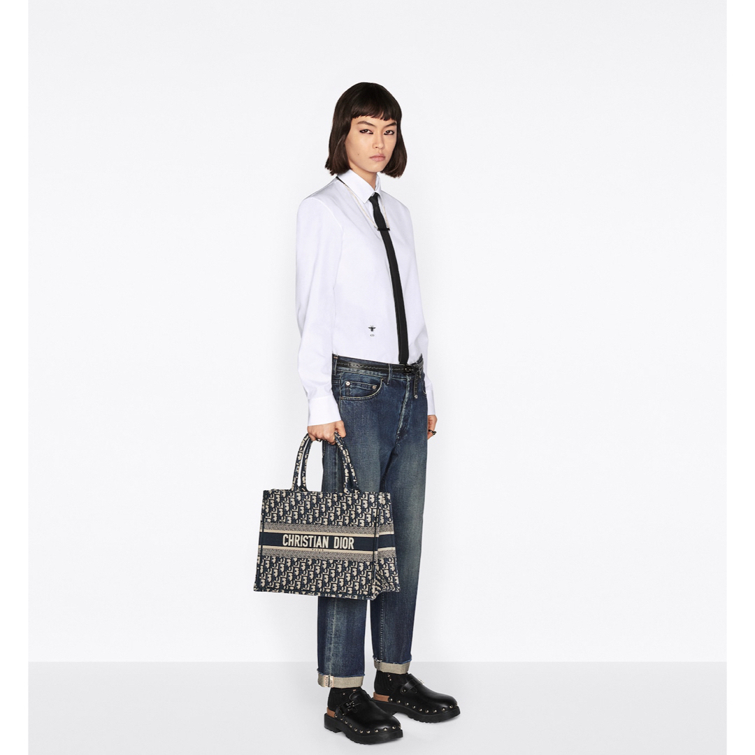 Christian Dior(クリスチャンディオール)のDior BOOK TOTE ミディアムバッグ　新品未使用♡ レディースのバッグ(トートバッグ)の商品写真