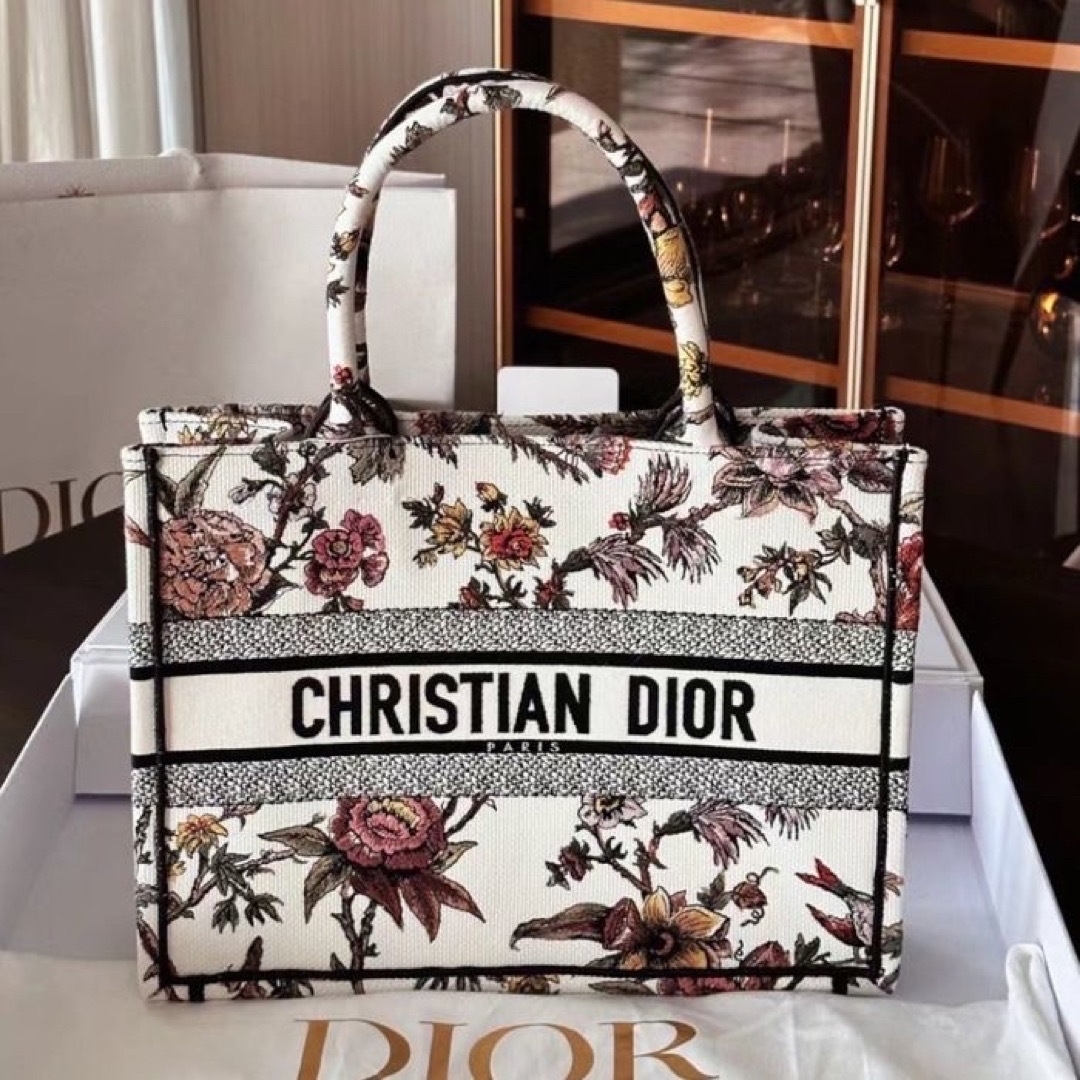 Christian Dior(クリスチャンディオール)のDior BOOK TOTE ミディアムバッグ　新品未使用♡ レディースのバッグ(トートバッグ)の商品写真