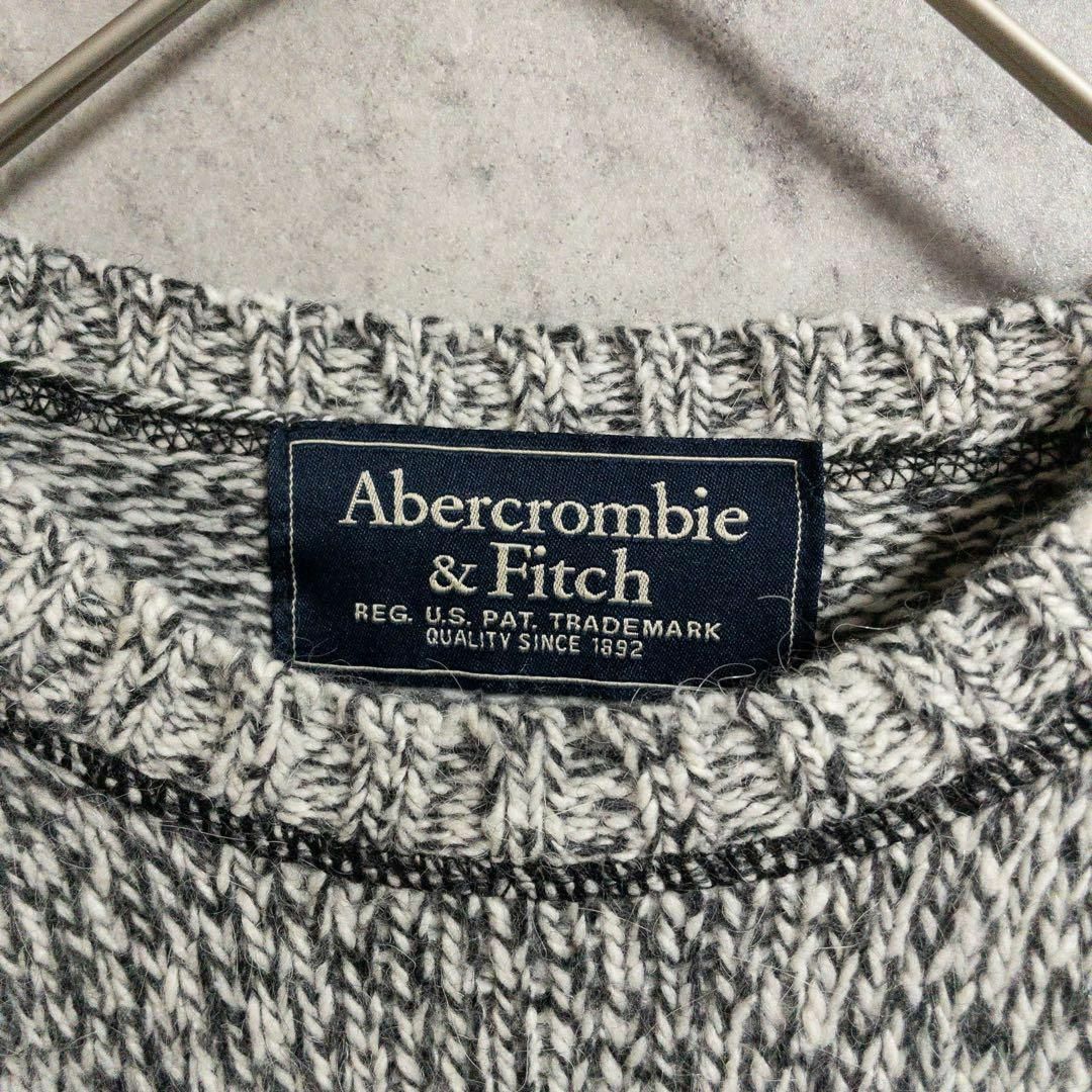 Abercrombie&Fitch(アバクロンビーアンドフィッチ)の【美品】Abercrombie&Fitch　ニット　フリーサイズ　グレー　ロゴ有 メンズのトップス(ニット/セーター)の商品写真