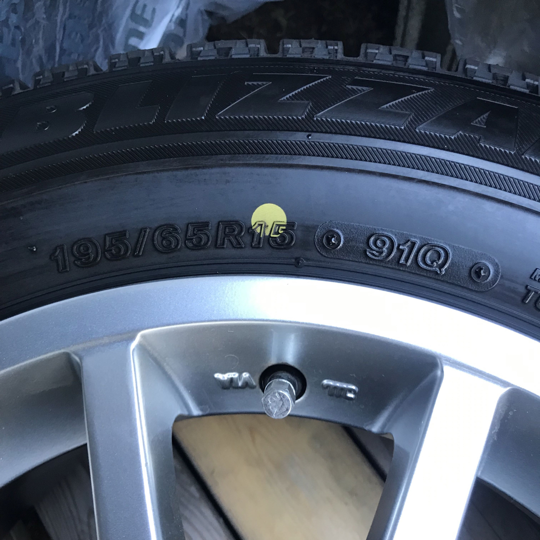 BRIDGESTONE(ブリヂストン)の【バリ山】BS ブリザック VRX 195/65R15 2019年47週製造  自動車/バイクの自動車(タイヤ・ホイールセット)の商品写真