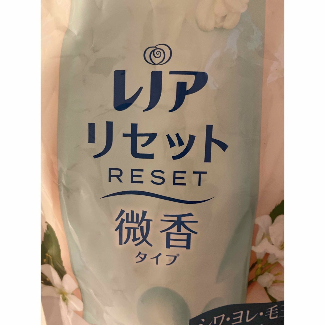 レノア　リセット　微香タイプ ホワイトサボンの香り 詰め替え 1050mL  インテリア/住まい/日用品の日用品/生活雑貨/旅行(洗剤/柔軟剤)の商品写真