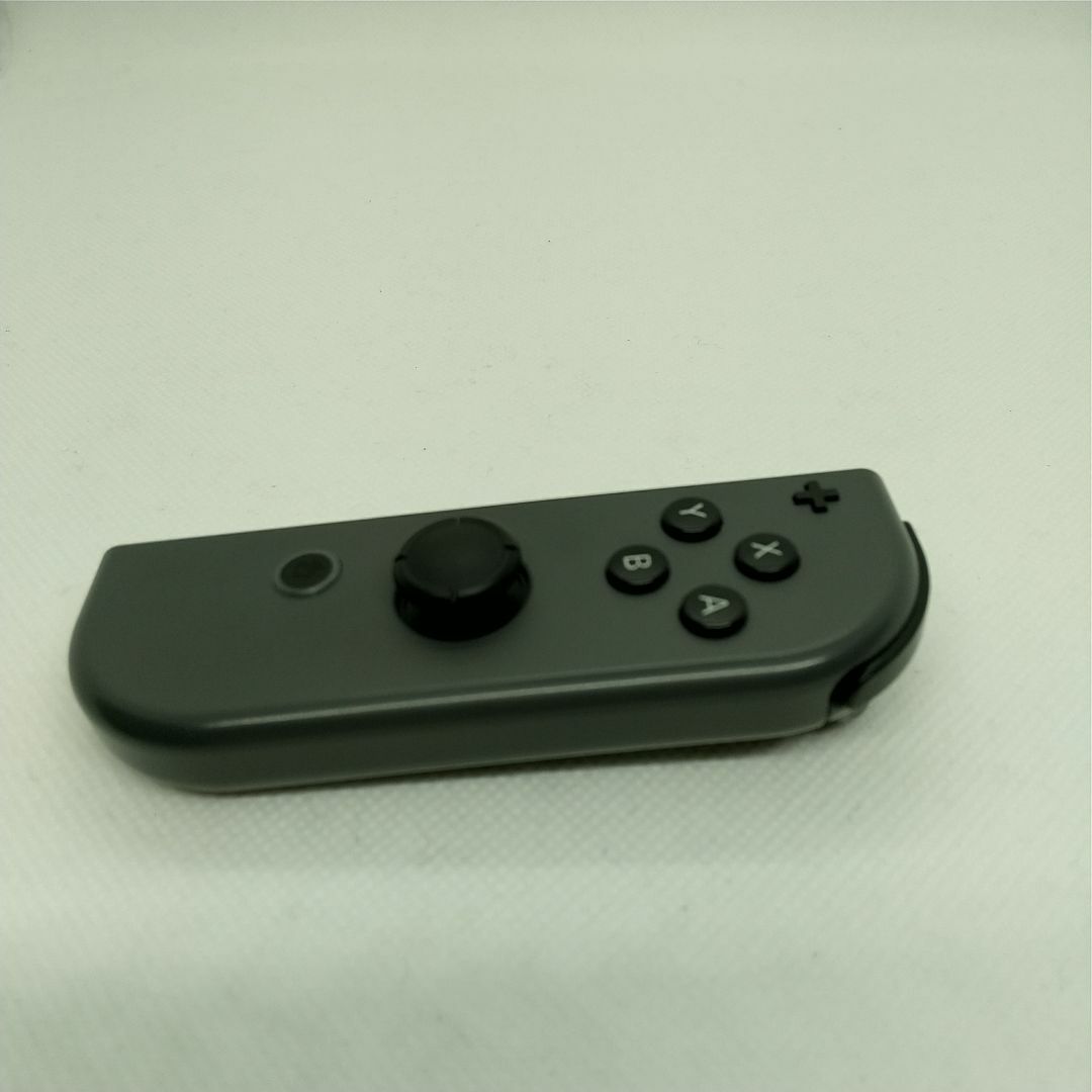 Nintendo Switch(ニンテンドースイッチ)の【廃盤】②Switch ジョイコン　グレー　右のみ(R)【任天堂純正品】黒色灰色 エンタメ/ホビーのゲームソフト/ゲーム機本体(家庭用ゲーム機本体)の商品写真