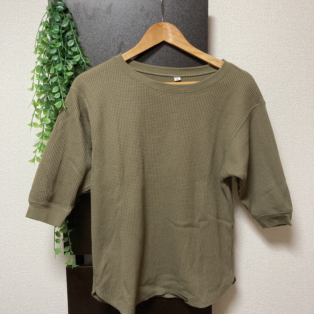 UNIQLO(ユニクロ)のUNIQLO  ユニクロ　カーキ　半袖　Ｍサイズ レディースのトップス(Tシャツ(半袖/袖なし))の商品写真