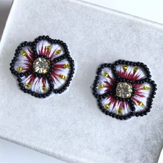 flower beaded ピアス (イヤリング変更不可) (ピアス)