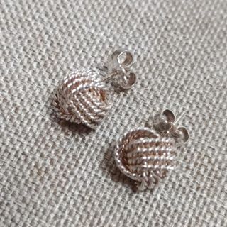 ティファニー(Tiffany & Co.)の☆ティファニー　ツイストノットピアス☆(ピアス)