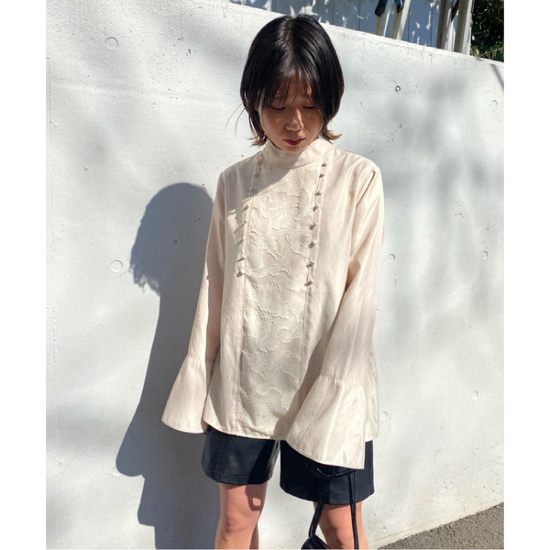 Ameri VINTAGE(アメリヴィンテージ)のAmeri ブラウス 2WAY BUTTON BLOUSE レディースのトップス(シャツ/ブラウス(長袖/七分))の商品写真