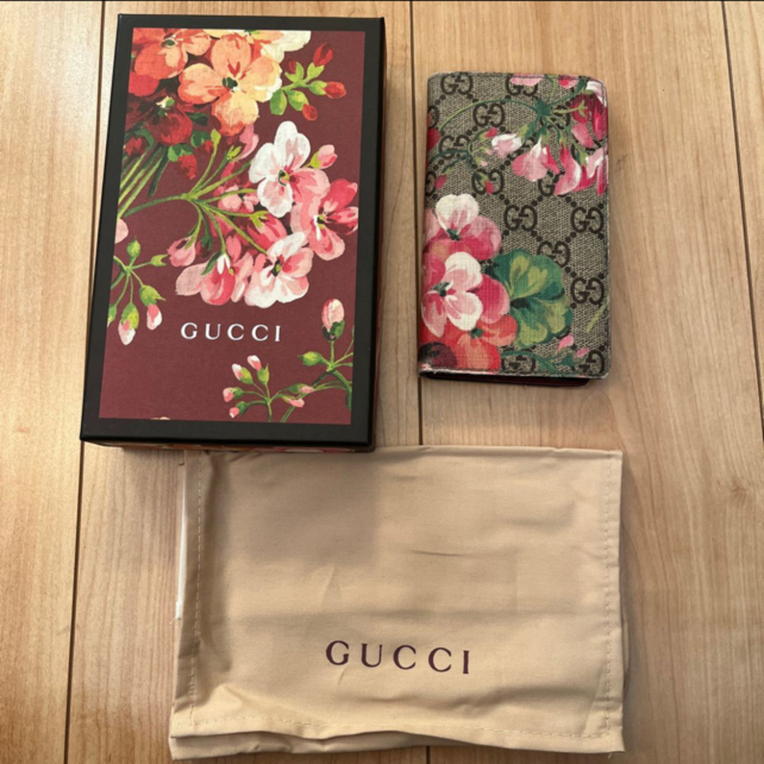 Gucci(グッチ)のGUCCI GGブルームス　手帳型　iPhoneケース スマホ/家電/カメラのスマホアクセサリー(iPhoneケース)の商品写真