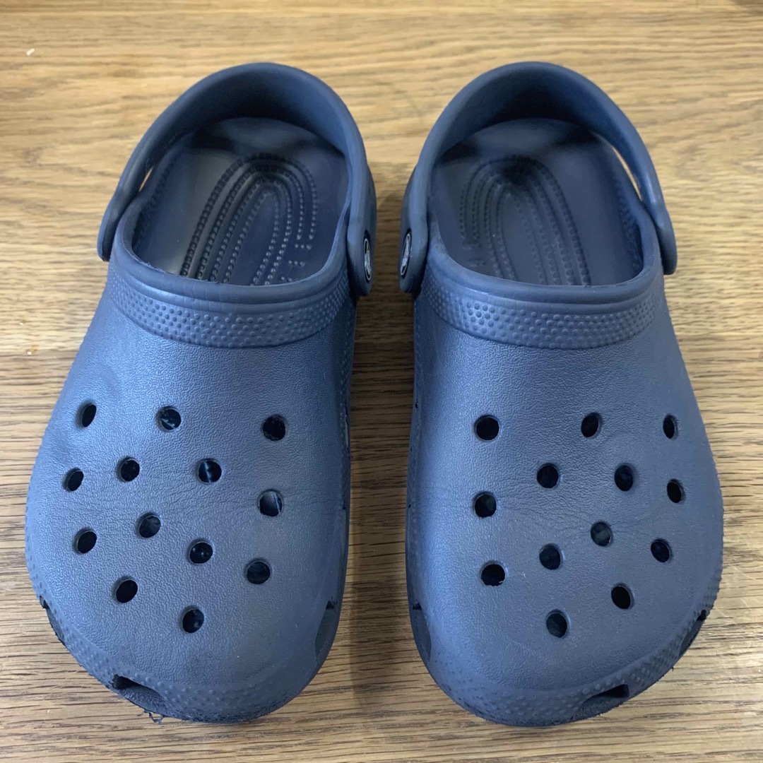 crocs(クロックス)のクロックス　クラシック　クロッグ　キッズ キッズ/ベビー/マタニティのキッズ靴/シューズ(15cm~)(サンダル)の商品写真