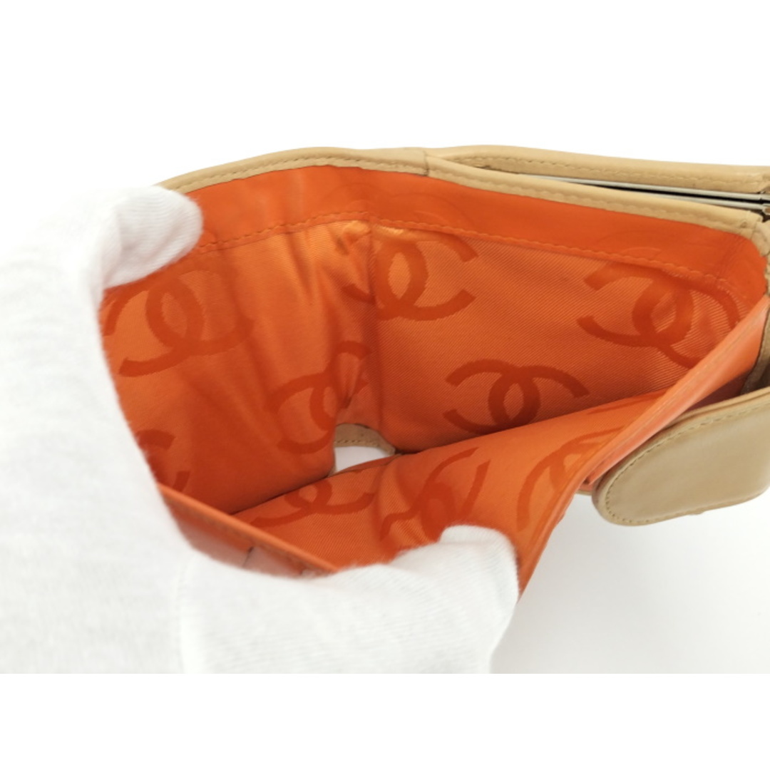 CHANEL(シャネル)のCHANEL カンボンライン 二つ折り財布 がま口 レザー ベージュ系 レディースのファッション小物(財布)の商品写真