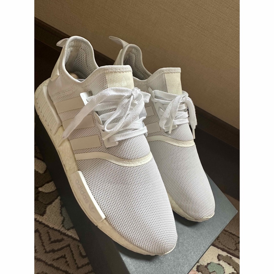 adidas NMD R1 トリプルホワイト　スニーカー