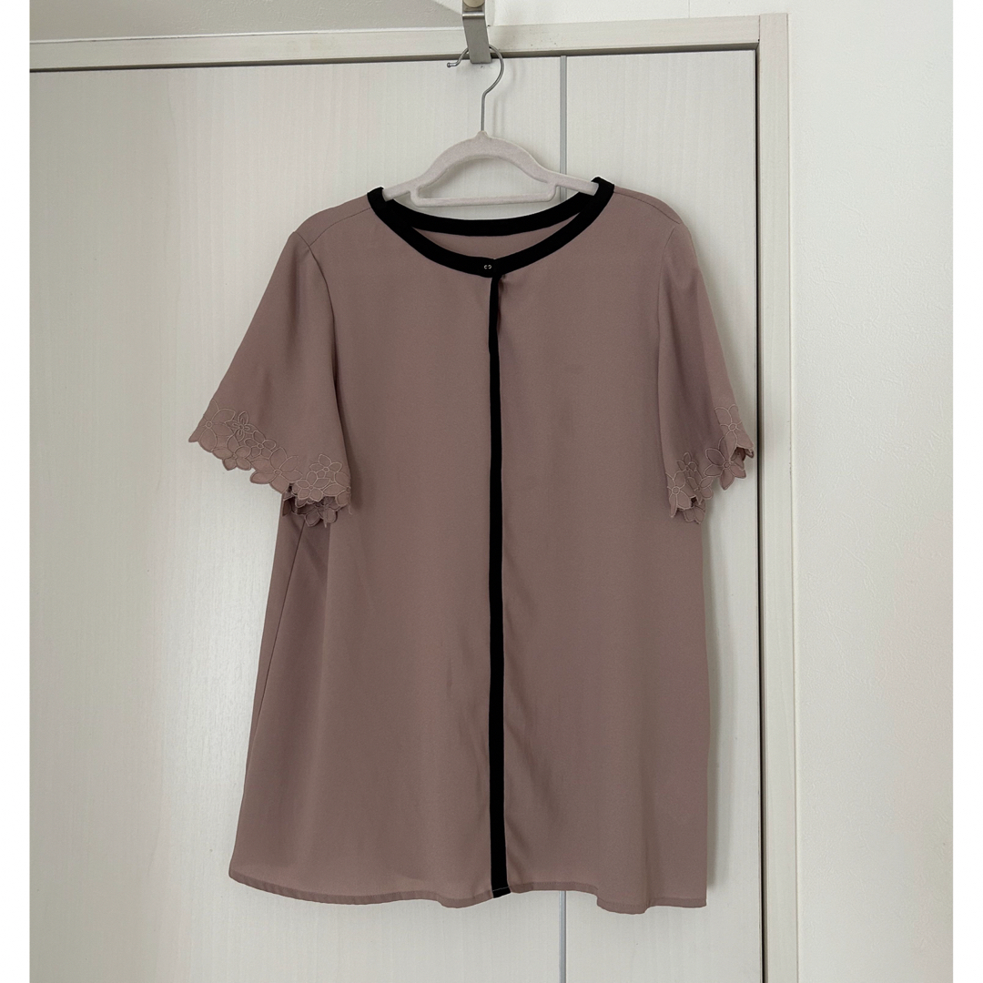 Couture Brooch(クチュールブローチ)のクチュールブローチ✨ピンクベージュブラウス レディースのトップス(シャツ/ブラウス(半袖/袖なし))の商品写真
