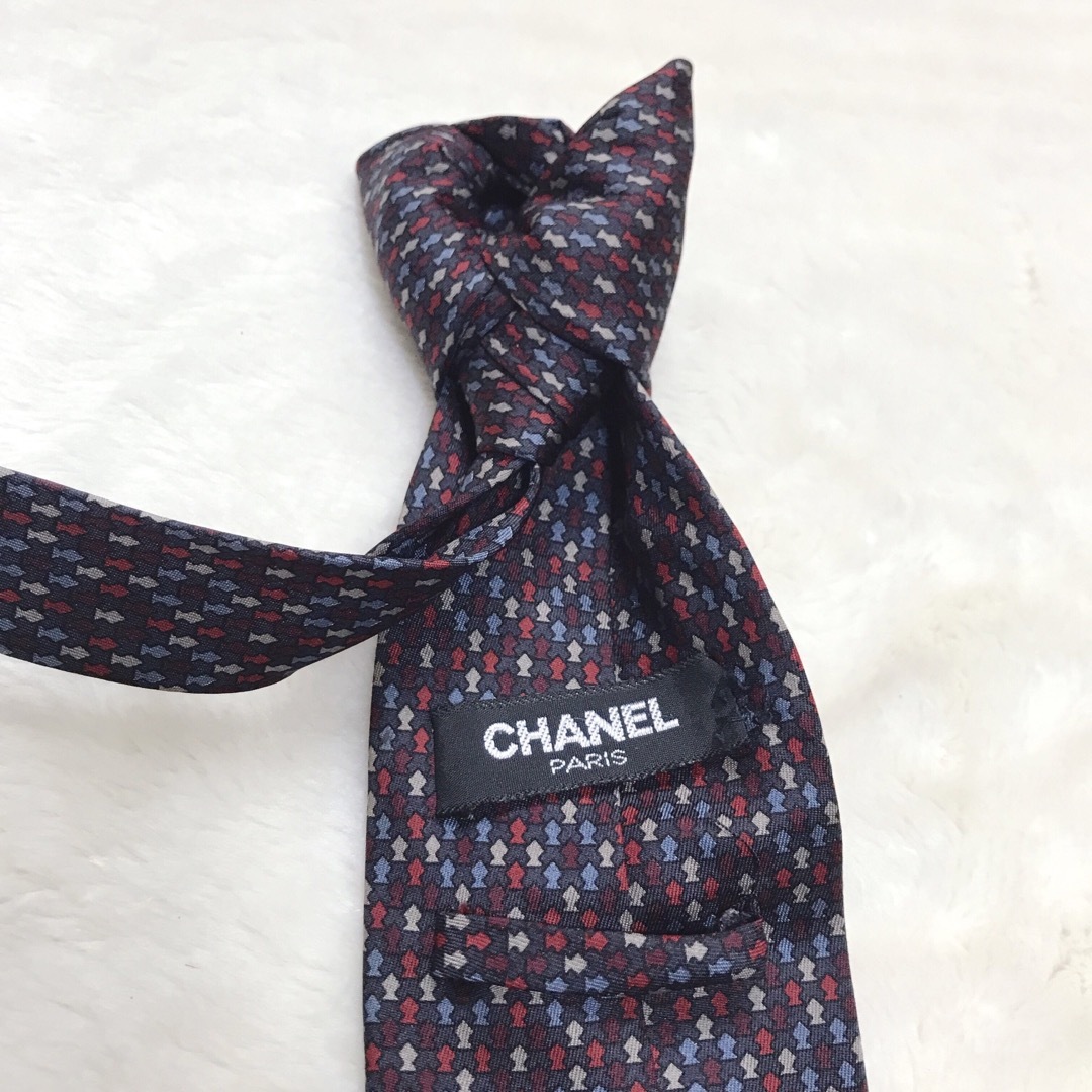 CHANEL(シャネル)のCHANEL ネクタイ ココマーク ブラック 魚 総柄 マルチカラー メンズのファッション小物(ネクタイ)の商品写真