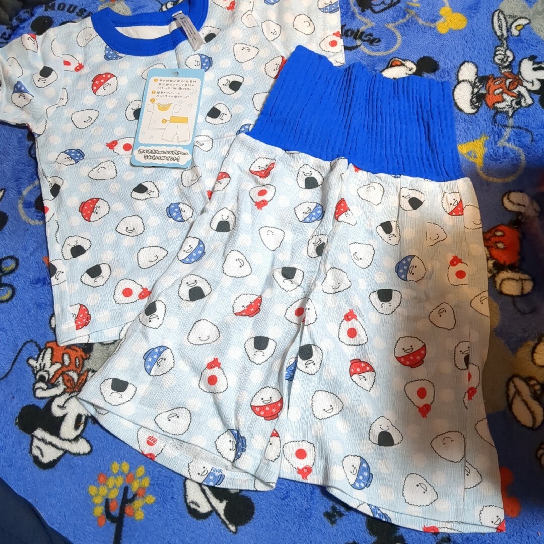 新品未使用★おにぎりタコさんウインナーパジャマ95 キッズ/ベビー/マタニティのキッズ服男の子用(90cm~)(パジャマ)の商品写真