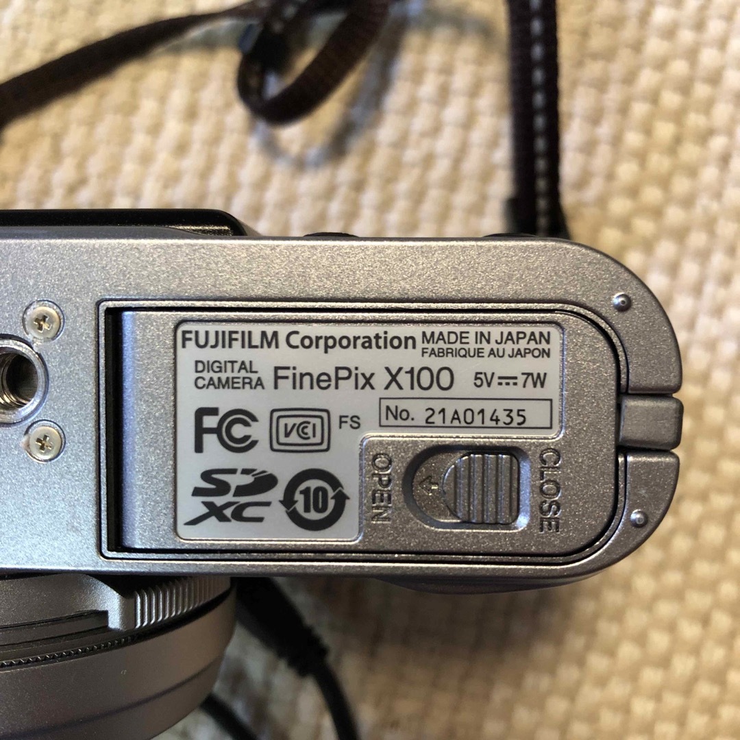 富士フイルム(フジフイルム)のFUJIFILM   finepix X100     スマホ/家電/カメラのカメラ(コンパクトデジタルカメラ)の商品写真