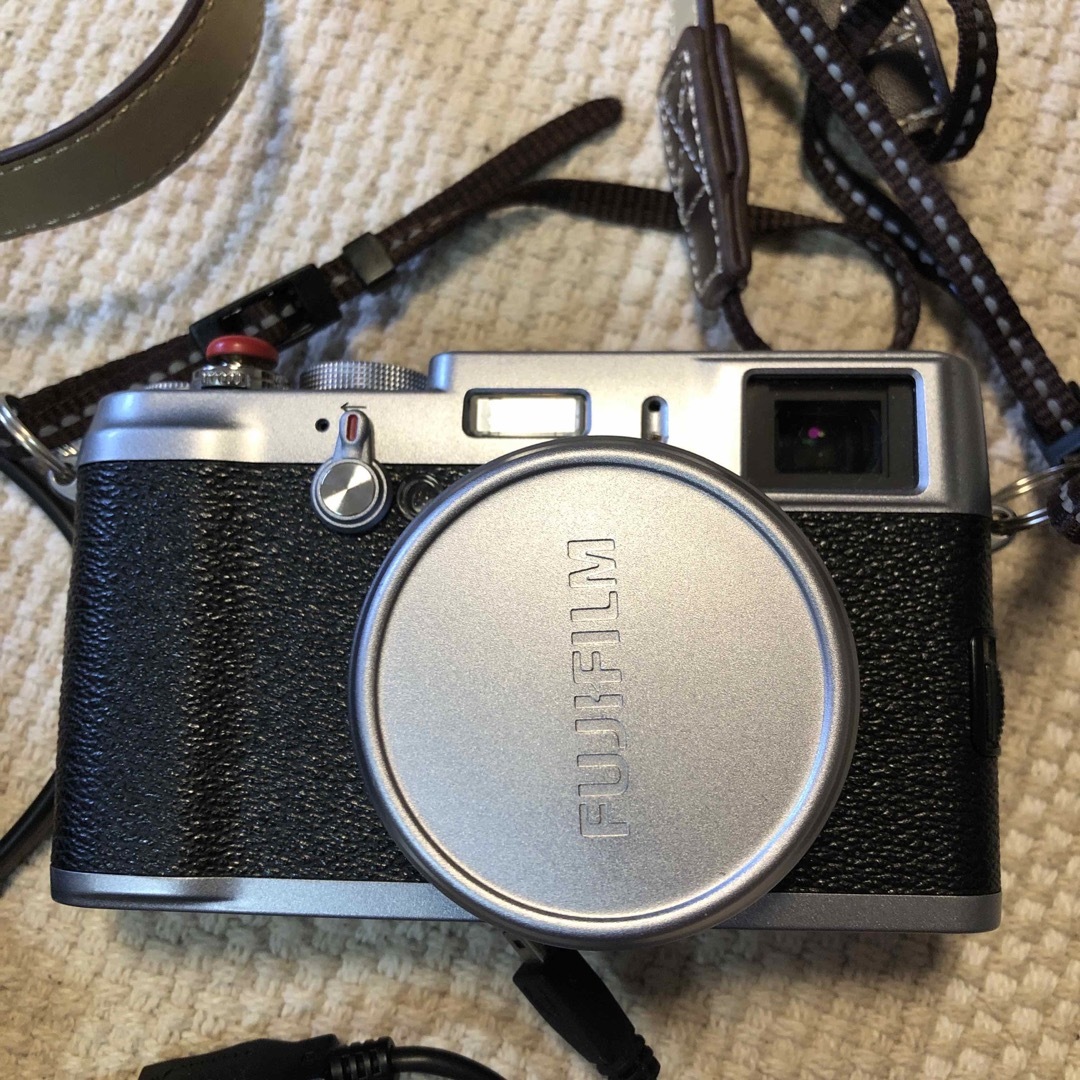 富士フイルム(フジフイルム)のFUJIFILM   finepix X100     スマホ/家電/カメラのカメラ(コンパクトデジタルカメラ)の商品写真