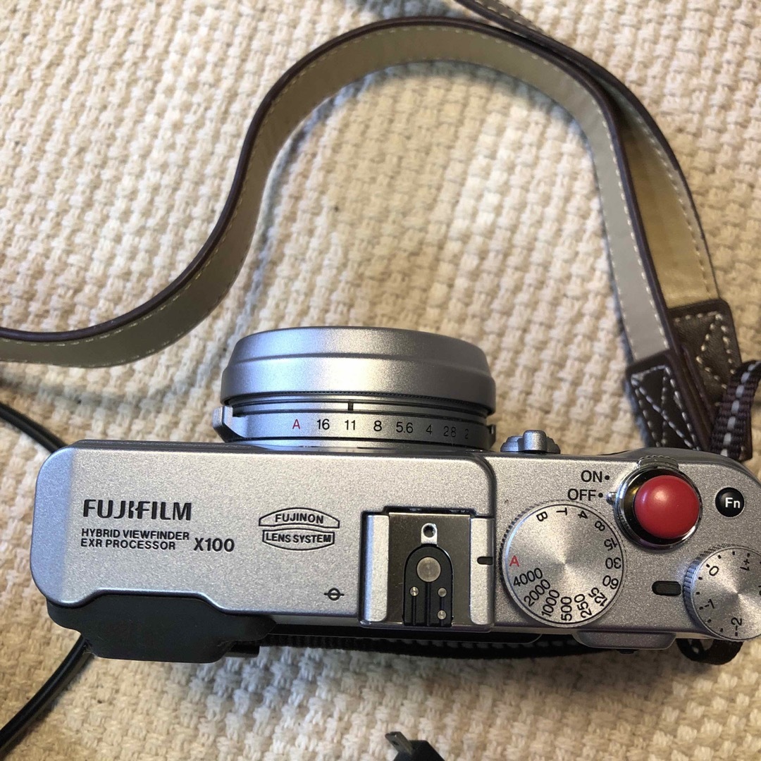 富士フイルム(フジフイルム)のFUJIFILM   finepix X100     スマホ/家電/カメラのカメラ(コンパクトデジタルカメラ)の商品写真