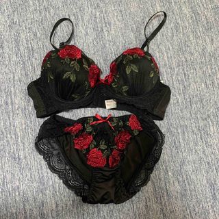 ブラジャー、ショーツセット　黒　薔薇(ブラ&ショーツセット)