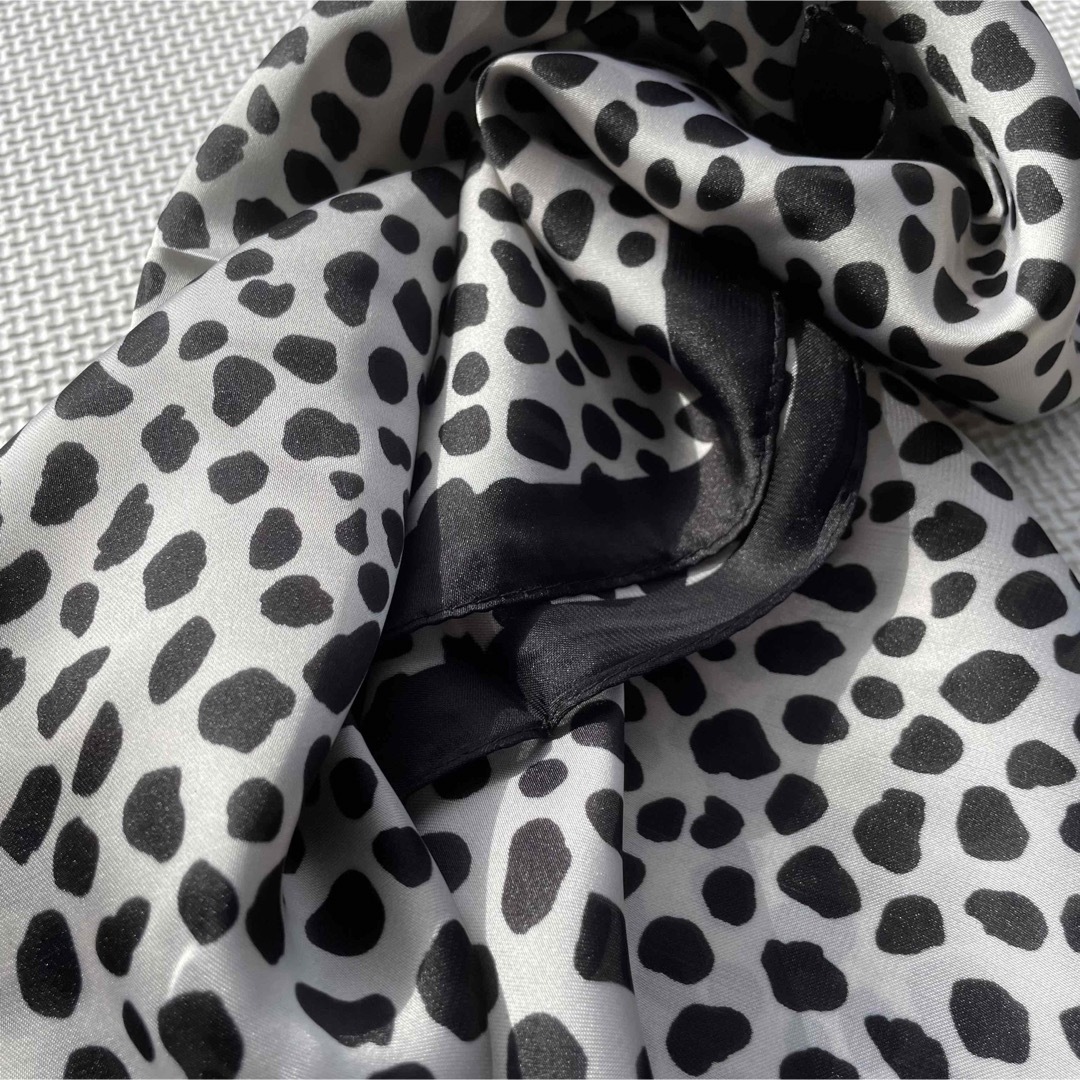 大判スカーフ モード系 ダルメシアン柄 モノトーン レディースのファッション小物(バンダナ/スカーフ)の商品写真