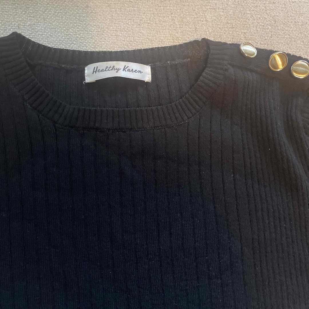 【美品】Healthy Karen 半袖黒リブニット　ゴールドボタン付き レディースのトップス(ニット/セーター)の商品写真