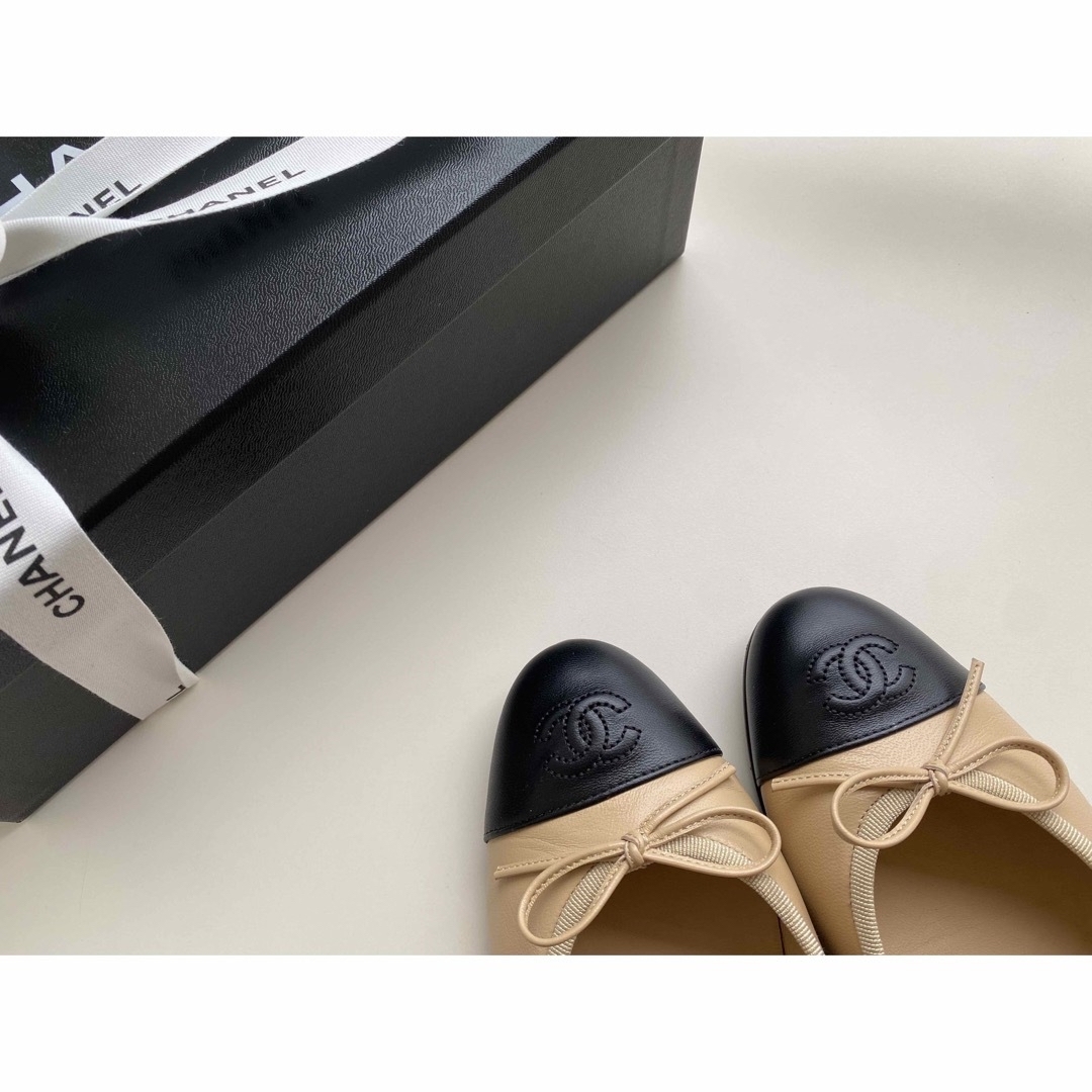 CHANEL(シャネル)の極美品　2023年4月購入　CHANEL バイカラー　バレリーナシューズ レディースの靴/シューズ(バレエシューズ)の商品写真