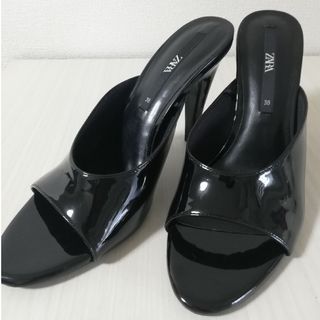 ザラ(ZARA)のザラ　エナメルサンダル　ブラック　24(サンダル)