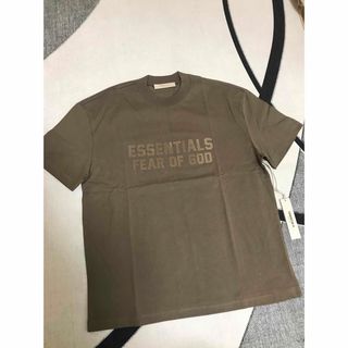 フィアオブゴッド(FEAR OF GOD)の新作FOG Essentials フロントロゴ Tシャツ TOBACCO M(Tシャツ/カットソー(半袖/袖なし))