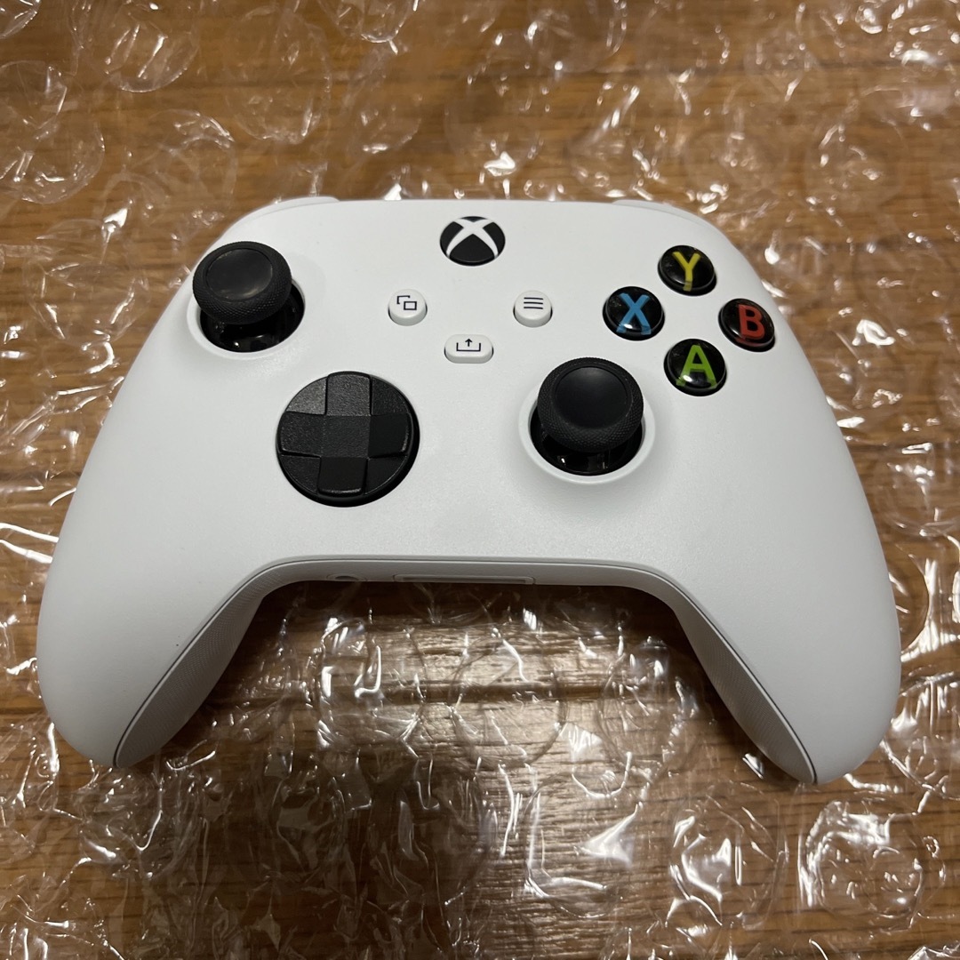 Xbox(エックスボックス)のXBOX ワイヤレスコントローラー (ロボットホワイト)【新品未使用】 エンタメ/ホビーのゲームソフト/ゲーム機本体(その他)の商品写真