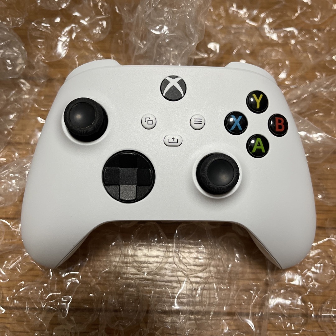 Xbox(エックスボックス)のXBOX ワイヤレスコントローラー (ロボットホワイト)【新品未使用】 エンタメ/ホビーのゲームソフト/ゲーム機本体(その他)の商品写真